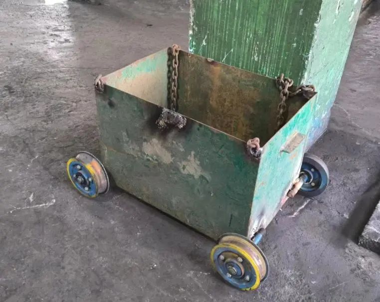 皮帶工區(qū)用廢鐵皮加工小推車(chē)“變廢為寶”